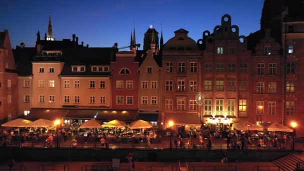 Gdansk, Polen. Uitzicht op de rivier Motlawa en historische huizen, een populaire bestemming voor toerisme, oude stad. Nachtstad. — Stockvideo