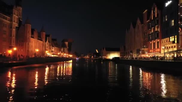 Gdaňsk, Polsko. Pohled na řeku Motlawu a historické domy, oblíbenou destinací pro turistiku, staré město. Noční město. — Stock video