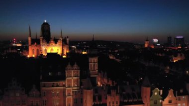 Gdansk, Polonya. Motlawa nehri manzarası ve tarihi evler, turizm için popüler bir yer, eski bir kasaba. Gece şehri.