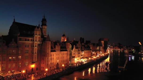 GDANSK, Polonia. Veduta del fiume Motlawa e le case storiche, una destinazione popolare per il turismo, centro storico. Città di notte . — Video Stock