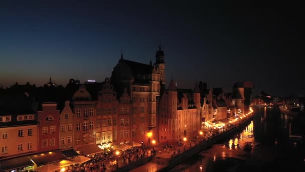 Gdaňsk, Polsko. Pohled na řeku Motlawu a historické domy, oblíbenou destinací pro turistiku, staré město. Noční město. — Stock video