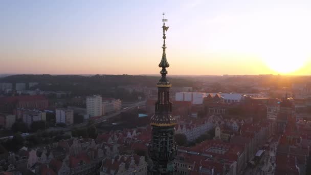 Gdaňsk staré město v paprscích vycházejícího slunce, horní pohled na staré městské ulice. — Stock video