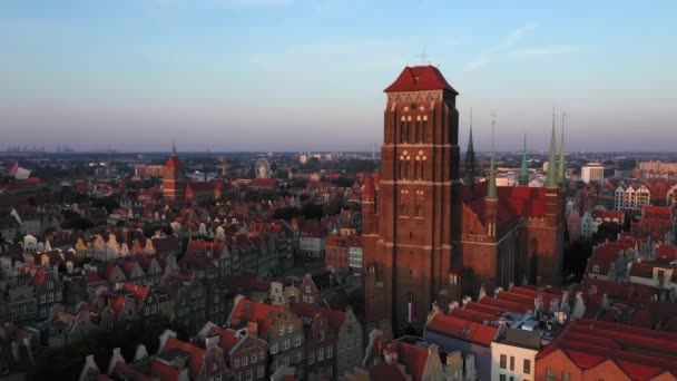 Gdansk ciudad vieja en los rayos del sol naciente, vista superior de las calles de la ciudad vieja . — Vídeo de stock