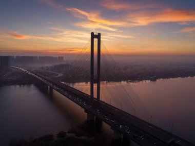 Gece şehrinin fenerle aydınlatılmış köprüsünde yoğun bir trafik var..