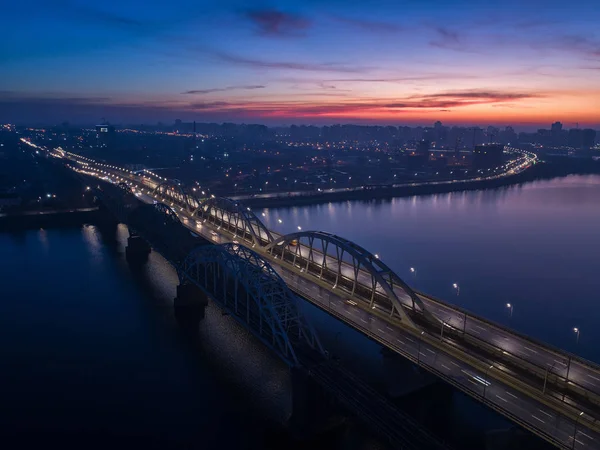 Reger Verkehr auf der Laternenbrücke der Nachtstadt. — Stockfoto