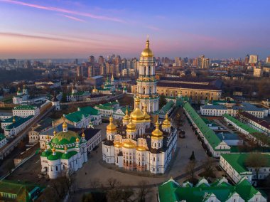 Turuncu günbatımı ve bulut cityscape Kiev, Ukrayna, Avrupa üzerinden
