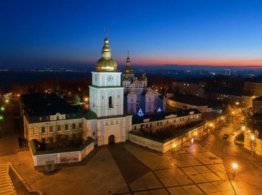 St. Michaels Katedrali 'nin altın kubbelerinde sonsuz hareket meydanda sona erdi.,