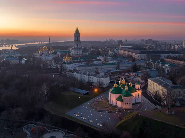 Pôr-do-sol laranja e nuvens sobre a paisagem urbana Kiev, Ucrânia, Europa — Fotografia de Stock