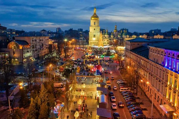 Schöner blick auf weihnachten auf dem sophia-platz in kyiv, ukraine. — Stockfoto