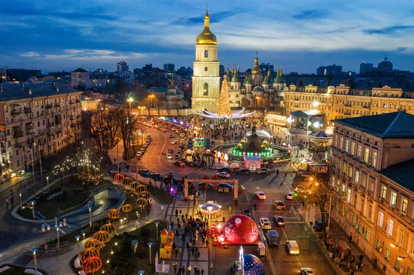 Schöner blick auf weihnachten auf dem sophia-platz in kyiv, ukraine. — Stockfoto