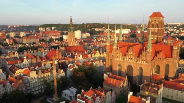 Gdansk ciudad vieja en los rayos del sol naciente, vista superior de las calles de la ciudad vieja. Vídeo 4K — Vídeo de stock