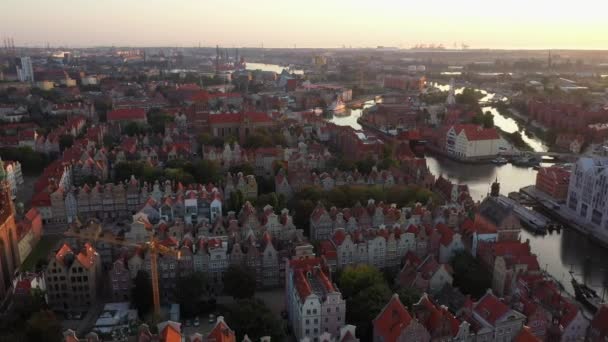 Gdansk óvárosa a felkelő nap sugaraiban, a régi város utcáira néz. 4k videó — Stock videók