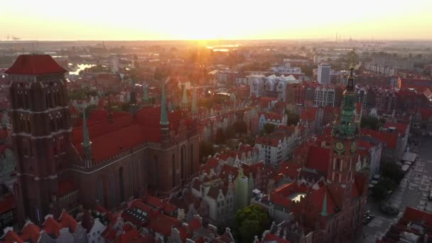 Gdansk eski şehri güneşin doğuşuyla, şehrin eski sokaklarının en üst görüntüsüyle. 4k video — Stok video