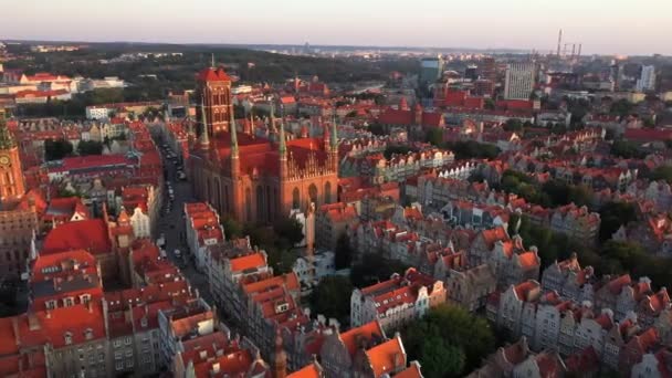 Gdansk ciudad vieja en los rayos del sol naciente, vista superior de las calles de la ciudad vieja. Vídeo 4K — Vídeo de stock