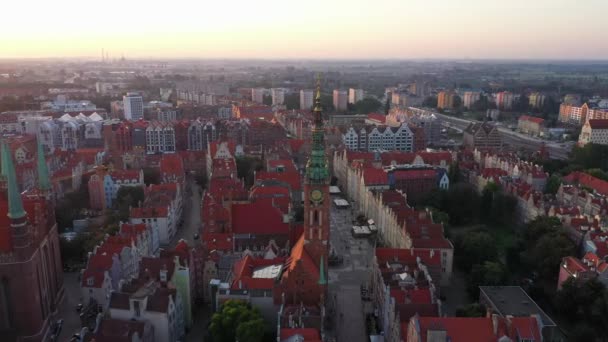 Gdansk oude stad in de stralen van de rijzende zon, bovenaanzicht van de oude stad straten. 4k video — Stockvideo