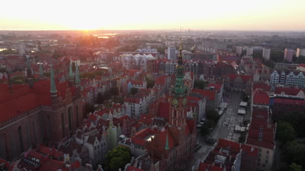 Gdansk óvárosa a felkelő nap sugaraiban, a régi város utcáira néz. 4k videó — Stock videók