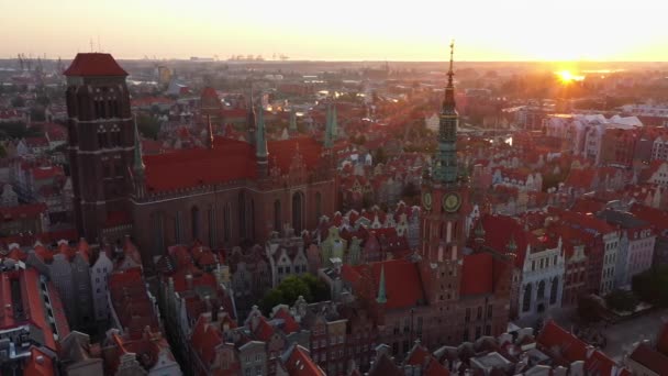 Gdaňsk staré město v paprscích vycházejícího slunce, horní pohled na staré městské ulice. Video 4k — Stock video