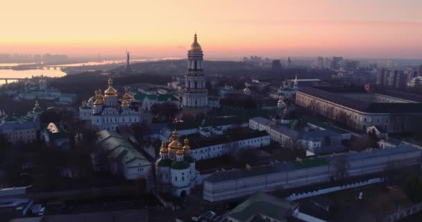 Kijów centrum miasta w rannych światłach. Rzeka Dniepru i katedra Zofii w Kijowie, Ukraina. Strzał z drona lotniczego. — Wideo stockowe