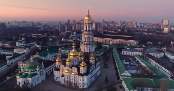 Kiev city center in morning lights. Dnipro river and Sophia Cathedral of Kiev, Ukraine. Aerial drone shot. — Stock Video