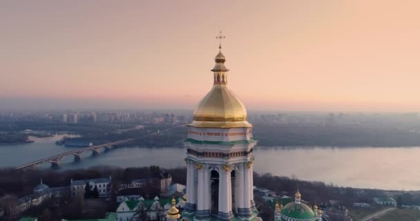 Kijów centrum miasta w rannych światłach. Rzeka Dniepru i katedra Zofii w Kijowie, Ukraina. Strzał z drona lotniczego. — Wideo stockowe