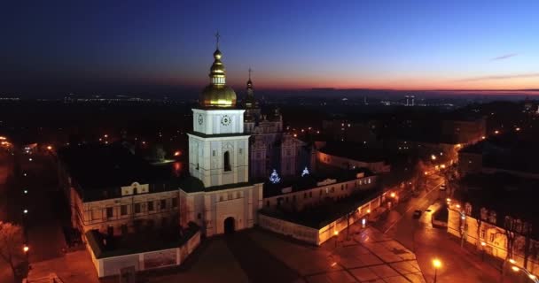 Luchtfoto van St. Michaels kathedraal en St. Sophia kathedraal 's nachts — Stockvideo