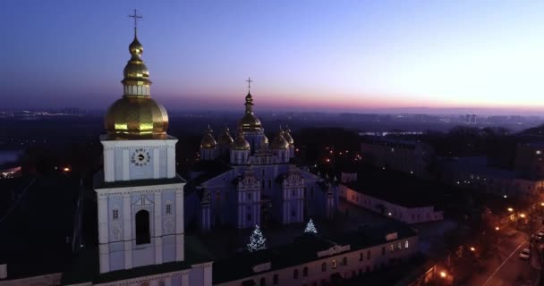 Aerial view of St. Michaels Cathedral and St. Sophia Cathedral at night — 비디오