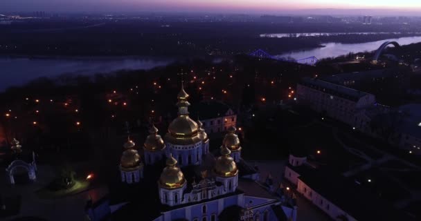 Légi kilátás a Szent Mihály katedrális és a Szent Sophia katedrális éjszaka — Stock videók