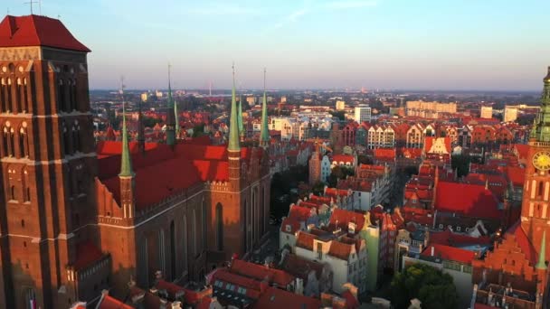 Danzig, Polen. Antenne 4k zeigt Video der Altstadt, des Motlawa-Flusses und berühmter Denkmäler: gotische Marienkirche, Rathaussturm, — Stockvideo