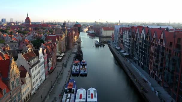 Gdansk, Lengyelország. Aerial 4k felfedi videó óváros, Motlawa folyó és híres műemlékek: gótikus Szent Mária templom, városháza torony, — Stock videók
