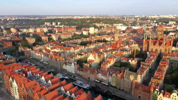 Gdansk, Polonia. Aerial 4K revelan video de la ciudad vieja, el río Motlawa y monumentos famosos: Iglesia gótica de Santa María, torre del ayuntamiento , — Vídeo de stock
