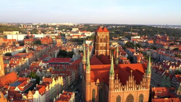 Gdansk, Polen. Aerial 4k onthullen video van de oude stad, Motlawa rivier en beroemde monumenten: gotische St Mary kerk, stadhuis toren, — Stockvideo