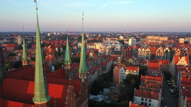 Gdansk, Polen. Aerial 4k onthullen video van de oude stad, Motlawa rivier en beroemde monumenten: gotische St Mary kerk, stadhuis toren, — Stockvideo