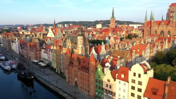Gdansk, Polen. Flygfoto 4k avslöja video av gamla stan, Motlawa floden och berömda monument: gotiska St Mary kyrkan, stadshuset tornet, — Stockvideo