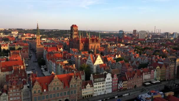 Gdansk, Poland. Aerial 4K reveal video of old city, Motlawa river and famous monuments: Gothic St Mary church, city hall tower, — Stock Video