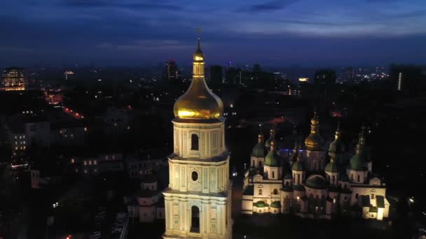 Ciudad de Año Nuevo decorada con hermosas guirnaldas luminosas. Disparo aéreo . — Vídeos de Stock