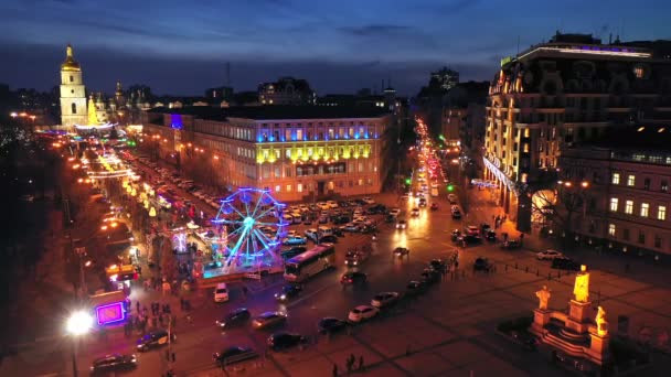 Nieuwjaarsstad versierd met prachtige lichtgevende bloemenslingers. Luchtfoto. — Stockvideo