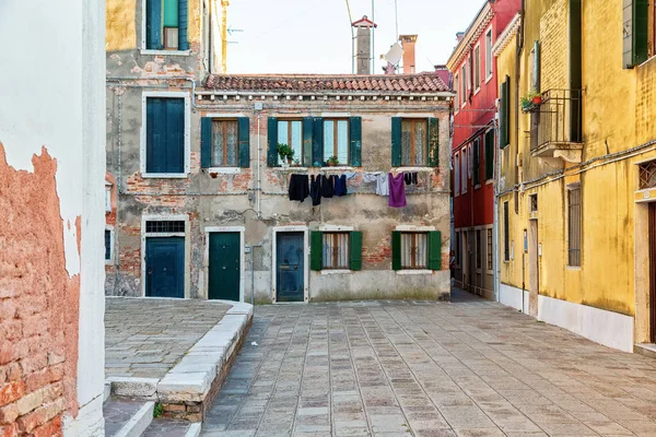 Canal romántico en el centro de Venecia. Hermosas y románticas calles de Venecia, Hermosas fotos de Venecia . — Foto de Stock