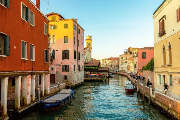 Canal romantique dans le centre de Venice.Beautiful et les rues romantiques de Venise, De belles photos de Venise . — Photo