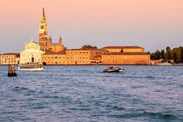 Grande Canal em Veneza ao pôr-do-sol, Itália. Bela foto — Fotografia de Stock