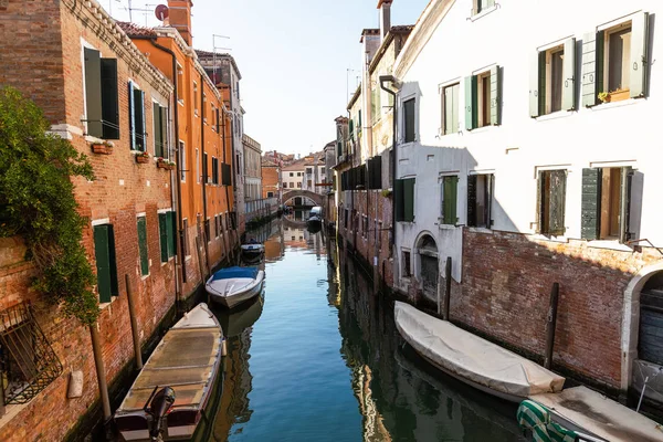 Canal romántico en el centro de Venecia. Hermosas y románticas calles de Venecia, Hermosas fotos de Venecia . — Foto de Stock