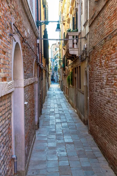 Canal romántico en el centro de Venecia. Hermosas y románticas calles de Venecia, Hermosas fotos de Venecia . — Foto de Stock