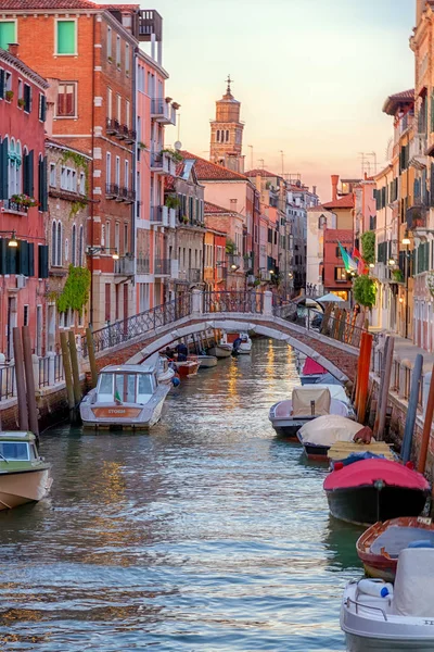 Canal romántico en el centro de Venecia. Hermosas y románticas calles de Venecia, Hermosas fotos de Venecia . — Foto de Stock