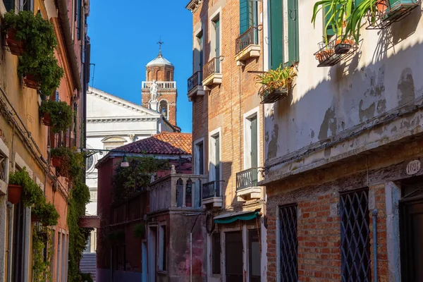 Venedik 'in merkezinde romantik bir kanal. Venedik' in güzel ve romantik sokakları. Venedik 'in güzel fotoğrafları.. — Stok fotoğraf