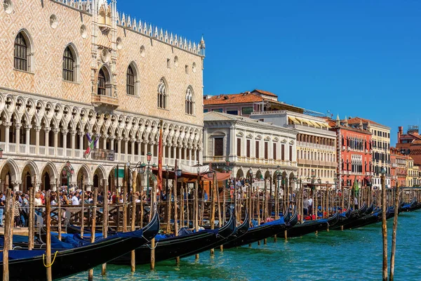 Le Grand Canal de Venise, bateaux et handballs longent le canal . — Photo