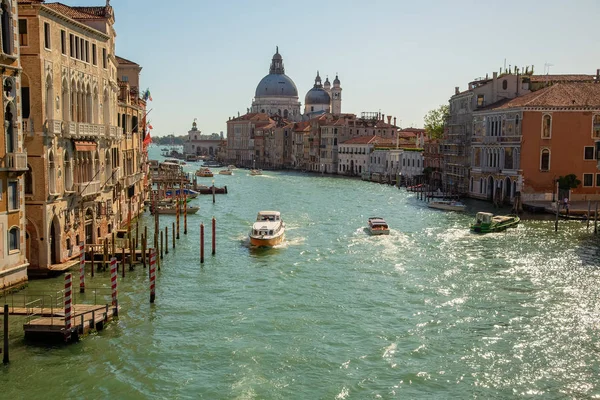 Le Grand Canal de Venise, bateaux et handballs longent le canal . — Photo