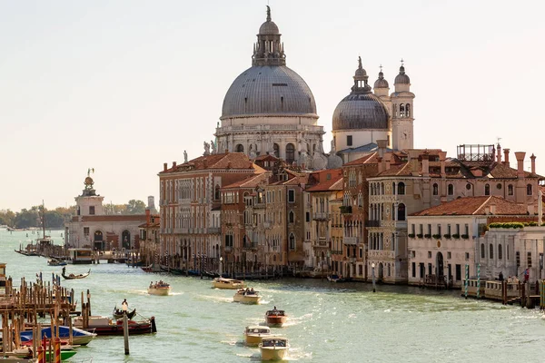 Le Grand Canal de Venise, bateaux et handballs longent le canal . — Photo