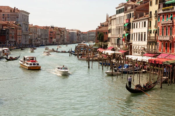 O Grande Canal de Veneza, barcos e bolas de mão vão ao longo do canal . — Fotografia de Stock