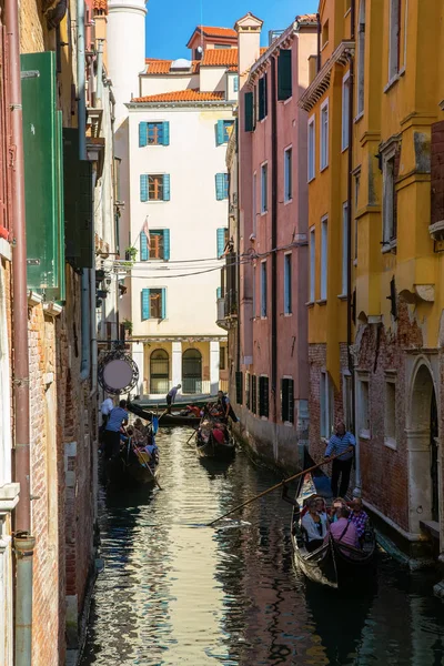 Muy bonitas calles de Venecia, canales de Venecia . — Foto de Stock