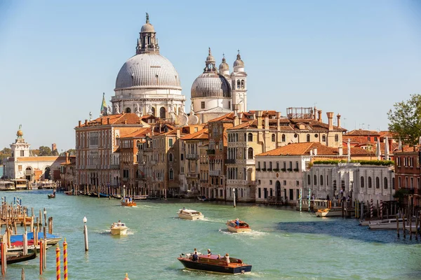 O Grande Canal de Veneza, barcos e bolas de mão vão ao longo do canal . — Fotografia de Stock