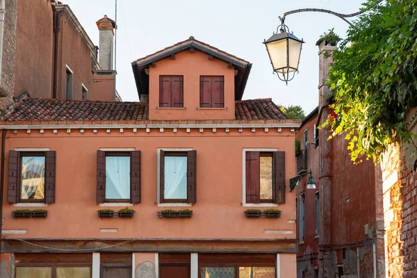 Muy bonitas calles de Venecia, canales de Venecia . — Foto de Stock